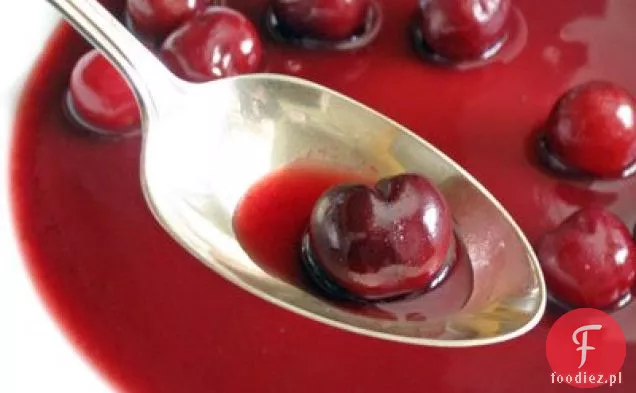 Świeża zupa wiśniowa z chłodną miętą (soupe De Cerises à La Menthe)