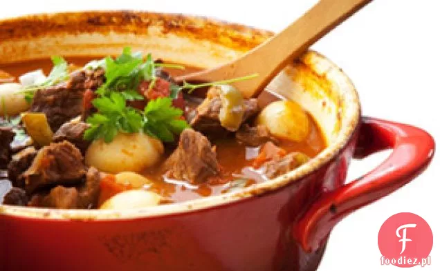 Jesienny gulasz wołowy Rachael Ray z jabłkiem, cebulą i pieczonym czosnkiem