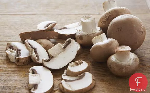 Staromodna Fricasse z kurczaka z sosem śmietanowym o Smaku winnym, cebulą i pieczarkami