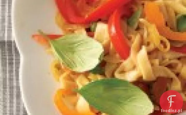 Indonezyjski Tempeh Z Fasolką Szparagową I Kruszone Orzeszki Ziemne
