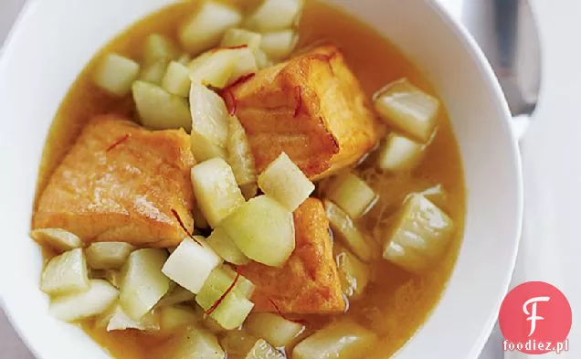 Łosoś z szafranem-duszony ogórek i koper włoski