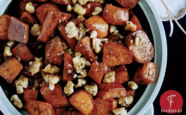 Five-Spice glazurowane słodkie ziemniaki z orzechowym toffi