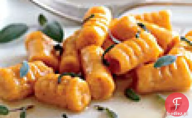 Słodkie ziemniaczane Gnocchi z brązowym masłem i szałwią