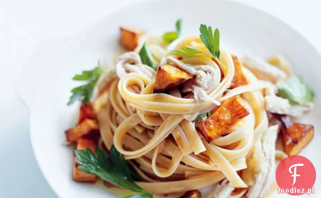 Pieczone Słodkie Ziemniaki, Czosnek I Fettuccine Z Kurczaka