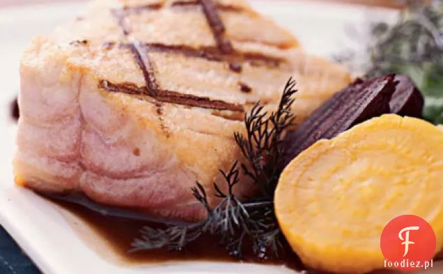 Grillowany dziki łosoś z prażonymi burakami i rukolą