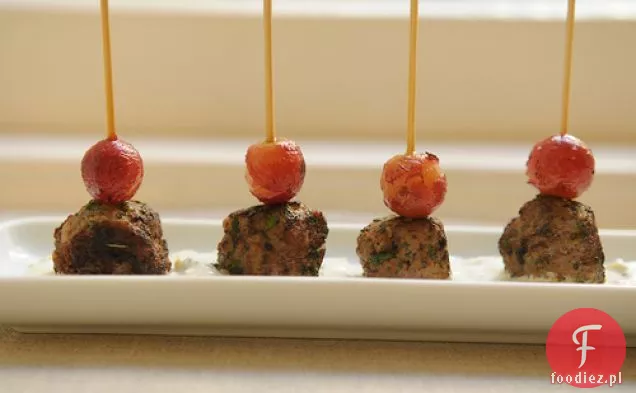 Klopsiki w stylu Kefta z grillowanymi winogronami i sosem jogurtowym