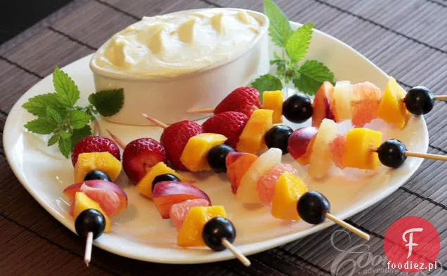 Szaszłyki Owocowe Z Fondue Z Białej Czekolady
