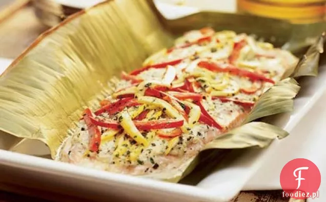 Łosoś z krabem i warzywami w opakowaniu foliowym