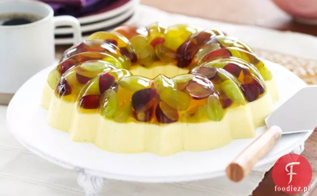 Kremowy deser cytrynowy ze świeżymi winogronami