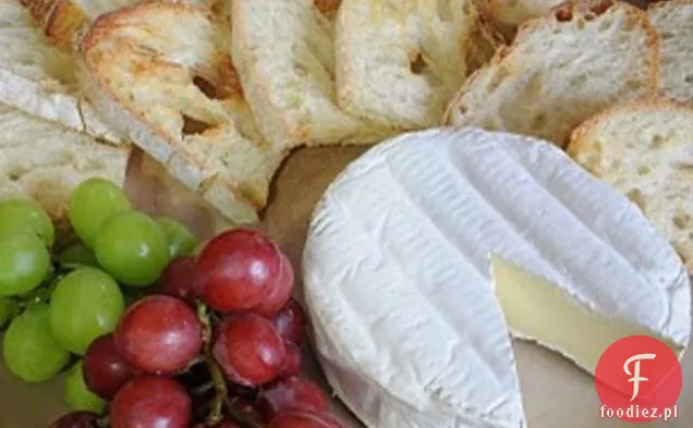 Brie Podawane Z Crostini I Winogronami