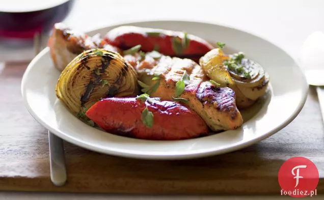 Grillowany łosoś ze słodką cebulą i czerwoną papryką