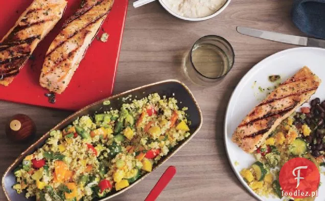 Grillowany łosoś z czarną fasolą i majonezem Piment D ' Espelette