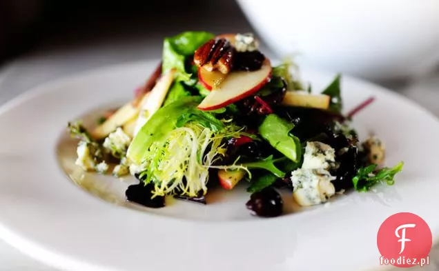 Sałatka z jabłkami, orzechami i serem pleśniowym z suszonymi wiśniami