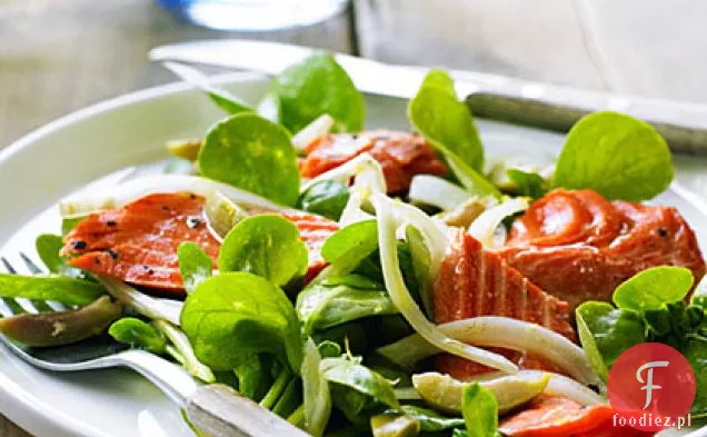 Pieczony łosoś z Portulaką, koprem włoskim i zielonymi oliwkami