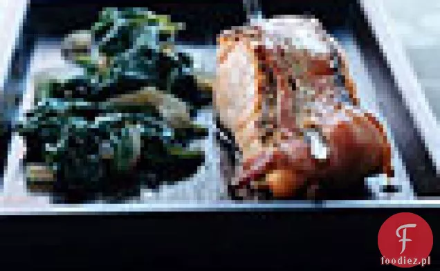 Łosoś zawinięty w boczek ze zwiędłym szpinakiem