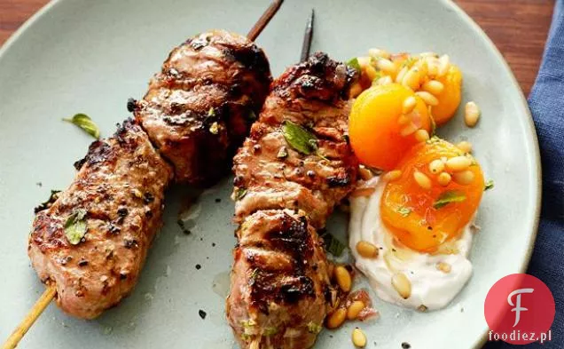 Souvlaki wieprzowe z miodowymi morelami