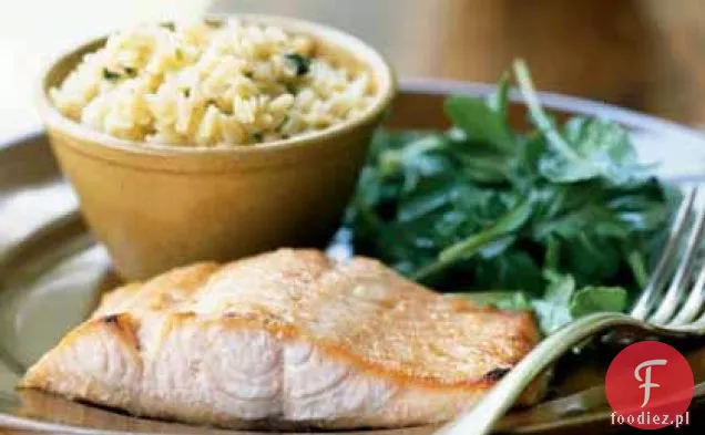 Salaterka z łososia miodowo-imbirowego z rukolą