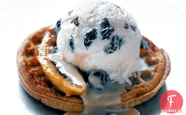 Deser waflowy bananowy z sosem rumowym