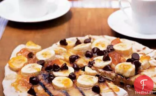 Pizza czekoladowa z konfiturami morelowymi i bananami