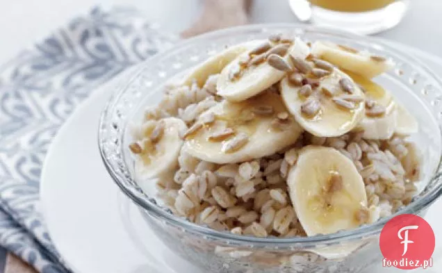 Śniadanie jęczmień z bananem i pestkami słonecznika