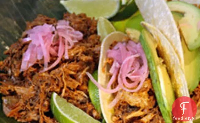 Achiote-potarta Wieprzowina pieczona w liściach bananowca