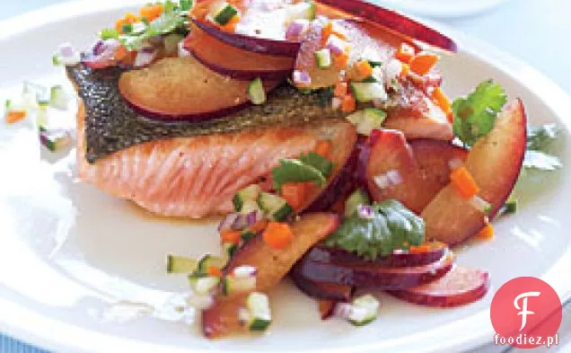 Łosoś zapiekany z sałatką Śliwkowo-ogórkową