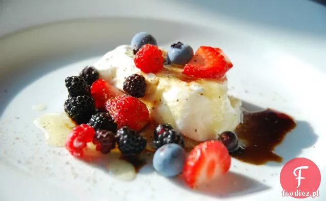 Burrata Z Ogrodem I Dzikimi Jagodami, Miodem, Balsamicznym I Świeżym G