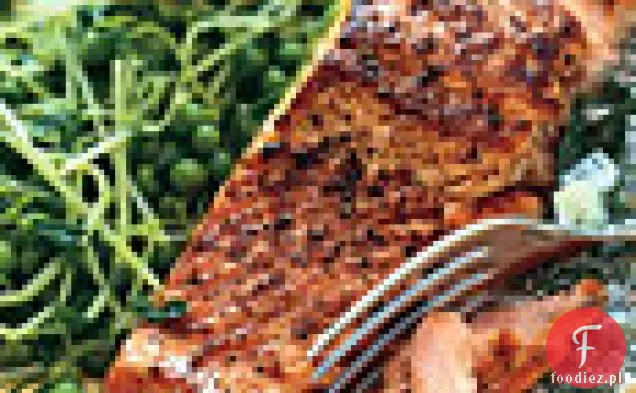 Łosoś z groszkiem, groszkiem i sosem koperkowo-ogórkowym