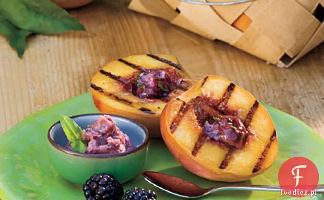 Grillowane brzoskwinie z masłem Jeżyno-bazyliowym