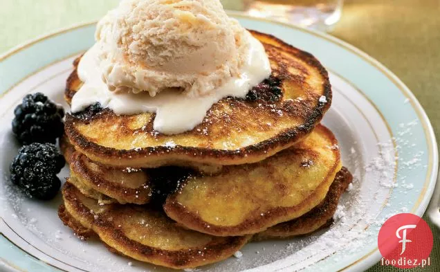 Torty kukurydziane z jeżyn z lodami brzoskwiniowo-klonowymi