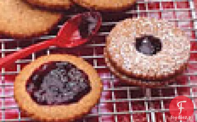 Ciasteczka z orzechów laskowych Linzer z dżemem z jeżyn
