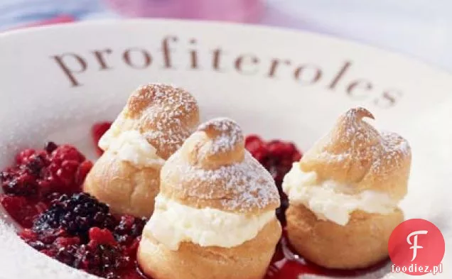 Profiteroles z jagodowym Coulis