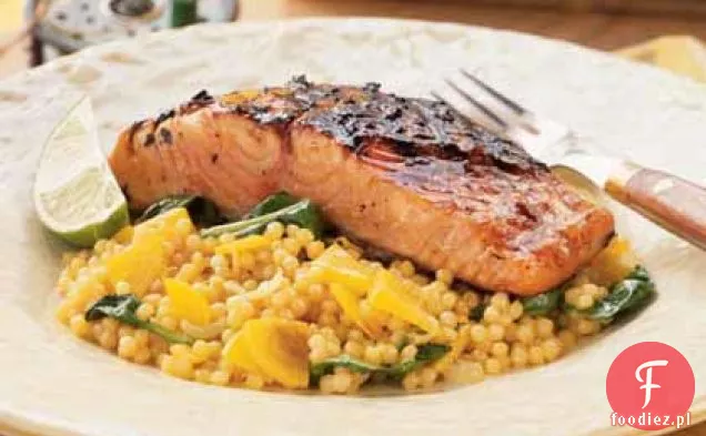 Ponzu Grillowany łosoś ze złocistym buraczanym kuskusem
