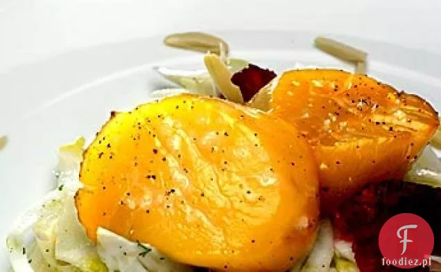 Przegrzebki wędzone olchą z sałatką z kopru włoskiego