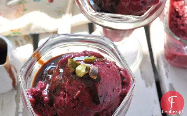 Świeże Lody Wiśniowe Z Krówką I Pistacjami