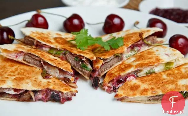 Kacze Quesadillas z Chipotle Cherry Salsa i kozim serem