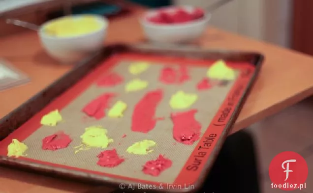 Mus Ze Słodkich Wiśni Z Biszkoptem Ze Wstążką I Czekoladowym Ganache