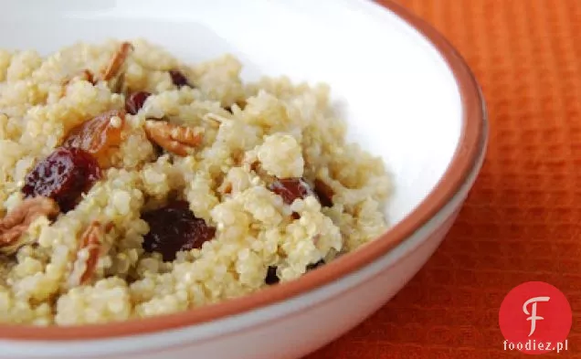 Śniadanie Quinoa Z Suszonymi Wiśniami, Rodzynkami I Orzechami Pekan