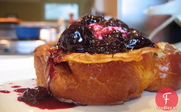Brioche French tost z serem śmietankowym i (kwaśnym) kompot wiśniowy