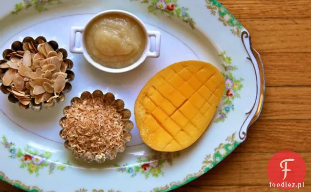 Śniadanie Quinoa Z Prażonym Kokosem, Migdałami I Świeżym Mango