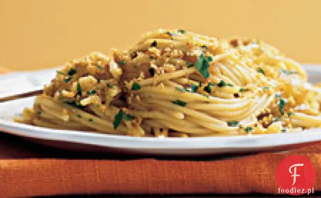 Spaghetti z karmelizowaną cebulą, anchois i tostami-garli