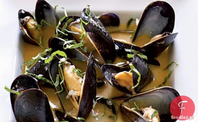 Małże gotowane na parze z kokosem i bazylią