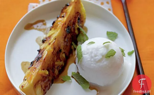 Grillowany glazurowany ananas z sorbetem kokosowym