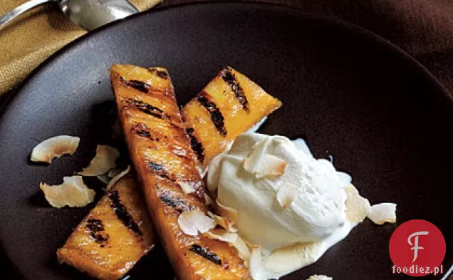 Grillowany ananas z dodatkiem rumu z prażonym kokosem