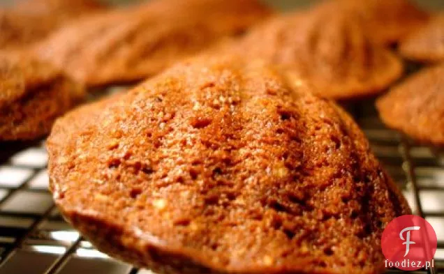 Czekoladowe Madeleines Z Prażonymi Migdałami I Kawą