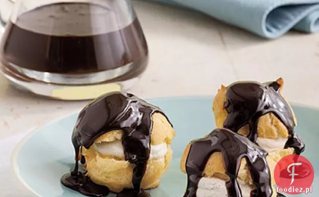Profiteroles z kawą bitą śmietaną