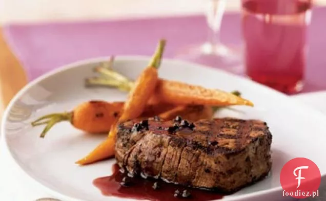 Filet Mignon z sosem z czerwonej porzeczki-zielonego pieprzu