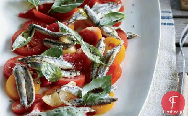 Sałatka pomidorowo-anchois z kremem czosnkowym