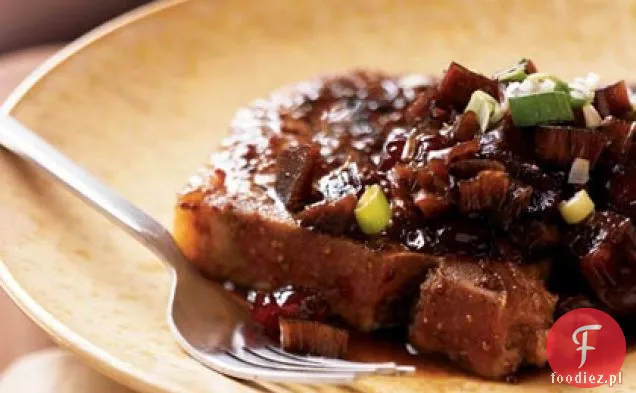 Grillowane kotlety wieprzowe z chutneyem rabarbarowym