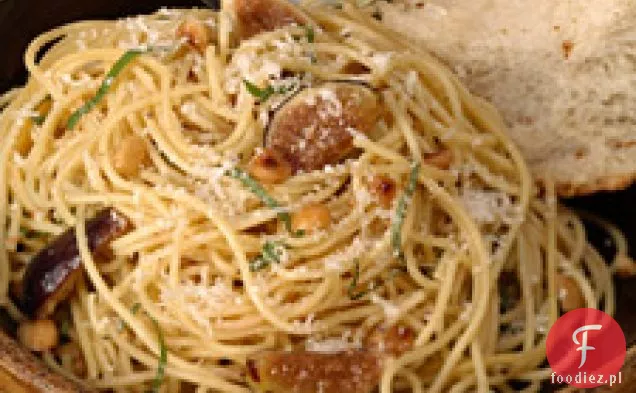 Spaghetti Z Figami, Bazylią, Brązowym Masłem I Orzechami Laskowymi